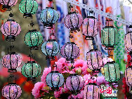 One of the city's busiest temple fairs since 1985, Ditan (Temple of Earth) Park is the site of the altar where sacrifices were formerly offered to the earth god.This fair is one of Beijing's most popular and long standing. There will also be a range of folk performances, children's puppet shows and fashion shows, art exhibitions, ice lanterns and snow sculptures, and traditional Beijing snacks. [Photo by Jia Yunlong]  