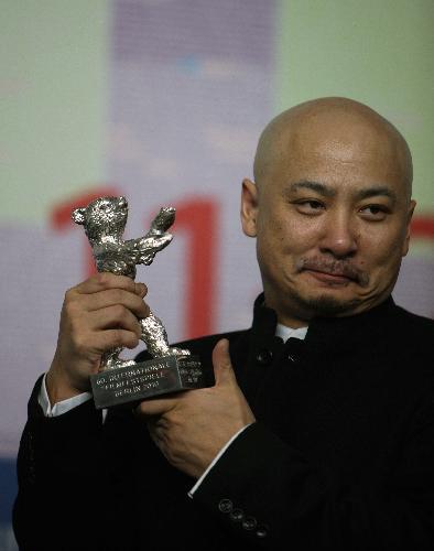 Wang Quan'an, director of Chinese film 'Tuan Yuan' (Apart Together), poses with the Silver Bear award for the best screenplay during a press conference following the awards ceremony of the 60th Berlinale International Film Festival in Berlin, capital of Germany, Feb. 20, 2010.