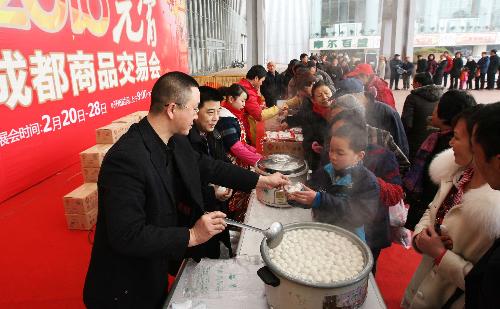 Attendees receive free Tangyuan, or stuffed dumplings, at the Chengdu Lantern Festival Trade Fair in Chengdu, capital of southwest China's Sichuan province, February 20, 2010. [Xinhua photo]