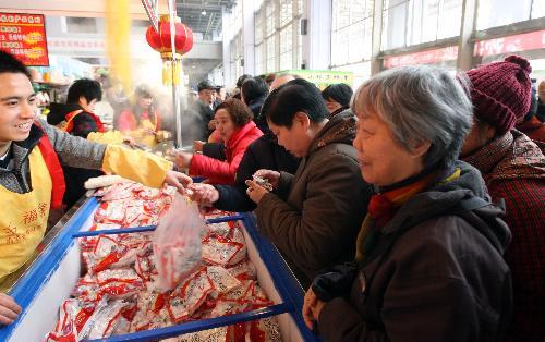 Attendees buy Tangyuan, or stuffed dumplings, at the Chengdu Lantern Festival Trade Fair in Chengdu, capital of southwest China's Sichuan province, February 20, 2010. [Xinhua photo]