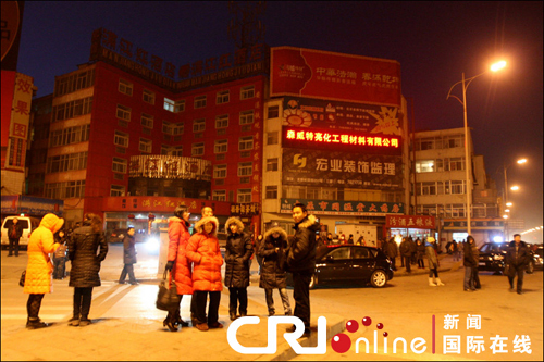Tens of thousands of residents in Taiyuan, Jinzhong, Changzhi and Jincheng which have been rumored to be hit by a 6.0 earthquake fled to safe places like streets and parks for security at about 3 am Sunday.