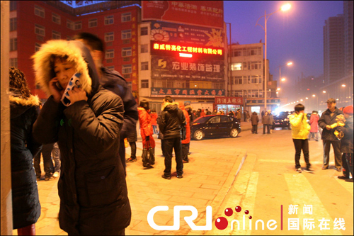 Tens of thousands of residents in Taiyuan, Jinzhong, Changzhi and Jincheng which have been rumored to be hit by a 6.0 earthquake fled to safe places like streets and parks for security at about 3 am Sunday.