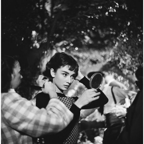 In 1954, Audrey Hepburn in shooting the film 'Sabrina' period, the photographer Mark Shaw Hepburn became a full-time photographer, for 'LIFE' magazine shoot Audrey Hepburn Snapshots of life. Some of which photos have not been made public until 2008 Mark Shaw's first wife, accidentally found in dust in boxes of photographs, this group of photos before being able to be brought to light.