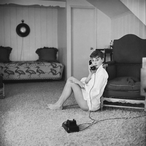 In 1954, Audrey Hepburn in shooting the film 'Sabrina' period, the photographer Mark Shaw Hepburn became a full-time photographer, for 'LIFE' magazine shoot Audrey Hepburn Snapshots of life. Some of which photos have not been made public until 2008 Mark Shaw's first wife, accidentally found in dust in boxes of photographs, this group of photos before being able to be brought to light.