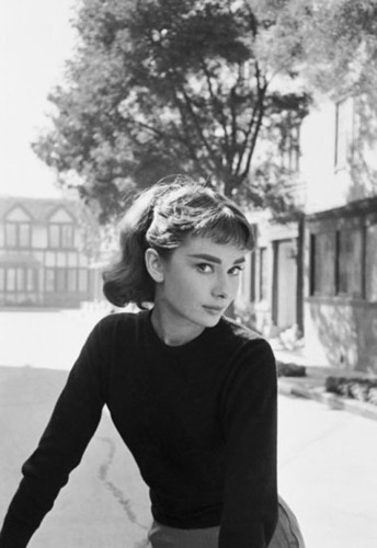 In 1954, Audrey Hepburn in shooting the film 'Sabrina' period, the photographer Mark Shaw Hepburn became a full-time photographer, for 'LIFE' magazine shoot Audrey Hepburn Snapshots of life. Some of which photos have not been made public until 2008 Mark Shaw's first wife, accidentally found in dust in boxes of photographs, this group of photos before being able to be brought to light.