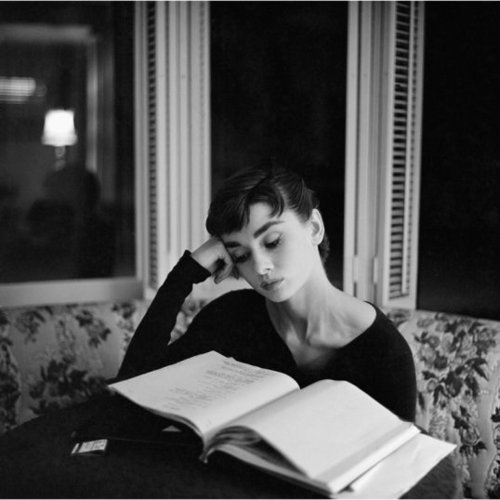 In 1954, Audrey Hepburn in shooting the film 'Sabrina' period, the photographer Mark Shaw Hepburn became a full-time photographer, for 'LIFE' magazine shoot Audrey Hepburn Snapshots of life. Some of which photos have not been made public until 2008 Mark Shaw's first wife, accidentally found in dust in boxes of photographs, this group of photos before being able to be brought to light.