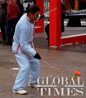 The Diabolo (抖空竹) player. Photo: Deborah Howard