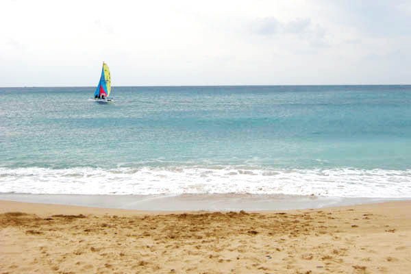 Surfing and sailing are popular water sports in Kenting.[Photo:CRIENGLISH.com] 