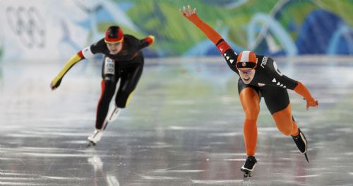 Ireen Wust (R) of the Netherlands and Daniela Anschutz Thoms of Germany compete in the women's 1500 metres speed skating race at the Richmond Olympic Oval during the Vancouver 2010 Winter Olympics, February 21, 2010. 