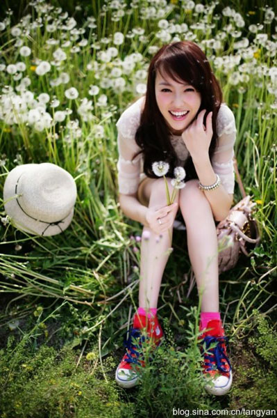 Up-and-coming Chinese actress Tang Yan has released a new set of photos showing her joyfully basking in the sweetness of an early spring with various greenery and flowers.