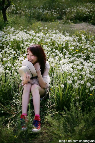  Up-and-coming Chinese actress Tang Yan has released a new set of photos showing her joyfully basking in the sweetness of an early spring with various greenery and flowers.