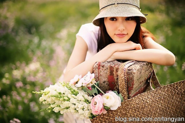 Up-and-coming Chinese actress Tang Yan has released a new set of photos showing her joyfully basking in the sweetness of an early spring with various greenery and flowers. 