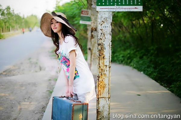 Up-and-coming Chinese actress Tang Yan has released a new set of photos showing her joyfully basking in the sweetness of an early spring with various greenery and flowers.