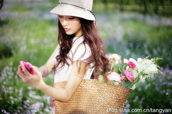 Up-and-coming Chinese actress Tang Yan has released a new set of photos showing her joyfully basking in the sweetness of an early spring with various greenery and flowers.