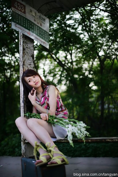 Up-and-coming Chinese actress Tang Yan has released a new set of photos showing her joyfully basking in the sweetness of an early spring with various greenery and flowers.