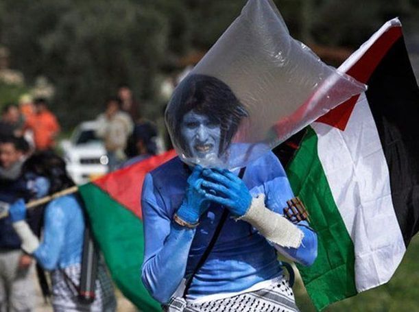 Palestinian protesters have added a colorful twist to demonstrations against Israel&apos;s separation barrier, painting themselves blue and posing as characters from the hit film &apos;Avatar&apos;, near the village of Bilin on February, 2010. [qq.com]