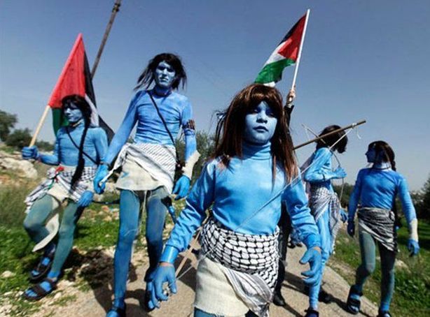 Palestinian protesters have added a colorful twist to demonstrations against Israel&apos;s separation barrier, painting themselves blue and posing as characters from the hit film &apos;Avatar&apos;, near the village of Bilin on February, 2010. [qq.com]