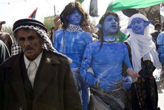 Palestinian protesters have added a colorful twist to demonstrations against Israel&apos;s separation barrier, painting themselves blue and posing as characters from the hit film &apos;Avatar&apos;, near the village of Bilin on February, 2010. [qq.com]