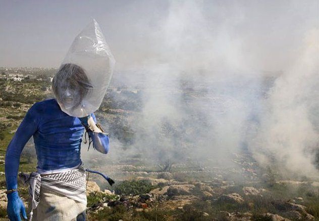 Palestinian protesters have added a colorful twist to demonstrations against Israel&apos;s separation barrier, painting themselves blue and posing as characters from the hit film &apos;Avatar&apos;, near the village of Bilin on February, 2010. [qq.com]