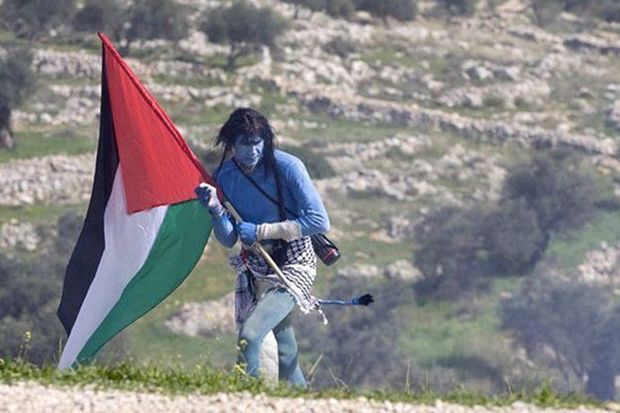 Palestinian protesters have added a colorful twist to demonstrations against Israel&apos;s separation barrier, painting themselves blue and posing as characters from the hit film &apos;Avatar&apos;, near the village of Bilin on February, 2010. [qq.com]