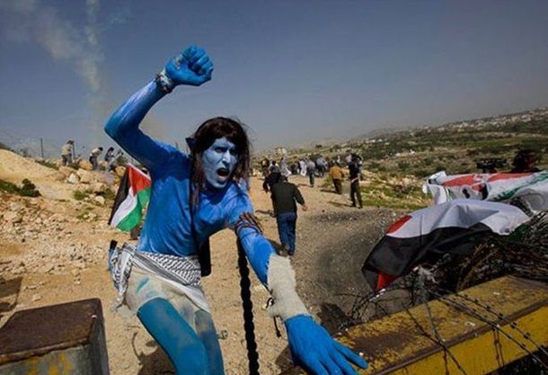 Palestinian protesters have added a colorful twist to demonstrations against Israel&apos;s separation barrier, painting themselves blue and posing as characters from the hit film &apos;Avatar&apos;, near the village of Bilin on February, 2010. [qq.com]