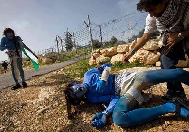 Palestinian protesters have added a colorful twist to demonstrations against Israel&apos;s separation barrier, painting themselves blue and posing as characters from the hit film &apos;Avatar&apos;, near the village of Bilin on February, 2010. [qq.com]