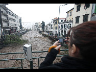 Torrential flash floods and mudslides on the island of Madeira have killed at least 43 and injured 120 people. More than 300 are homeless and the death toll is feared to rise. [Chinanews.com.cn]