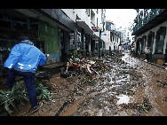 Torrential flash floods and mudslides on the island of Madeira have killed at least 43 and injured 120 people. More than 300 are homeless and the death toll is feared to rise. [Chinanews.com.cn]