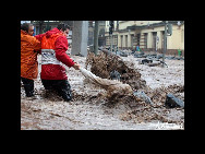 Torrential flash floods and mudslides on the island of Madeira have killed at least 43 and injured 120 people. More than 300 are homeless and the death toll is feared to rise. [people.com.cn]
