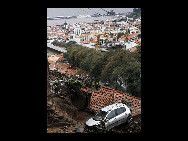 Torrential flash floods and mudslides on the island of Madeira have killed at least 43 and injured 120 people. More than 300 are homeless and the death toll is feared to rise. [qq.com]