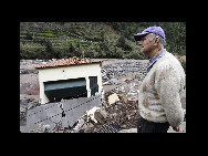 Torrential flash floods and mudslides on the island of Madeira have killed at least 43 and injured 120 people. More than 300 are homeless and the death toll is feared to rise. [qq.com]