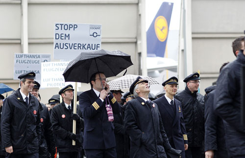 Members of the German Lufthansa pilots union Vereinigung Cockpit (VC) attend a demonstration in front of Frankfurt Airport February 22, 2010.[Xinhua] 