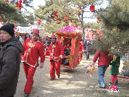 One of the city's busiest temple fairs since 1985, Ditan (Temple of Earth) Park is the site of the altar where sacrifices were formerly offered to the earth god.This fair is one of Beijing's most popular and long standing. There will also be a range of folk performances, children's puppet shows and fashion shows, art exhibitions, ice lanterns and snow sculptures, and traditional Beijing snacks. [Photo by Zhang Mingai]