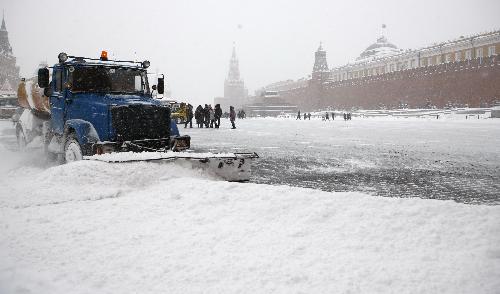 A snow sweeper clears the snow at the Red Square in Moscow, capital of Russia, Feb. 22, 2010. Moscow has been blanketed with some 45.4 cm of snow over the last four days in a rare case in decades, the Moscow Weather Service said on Monday. [Xinhua] 