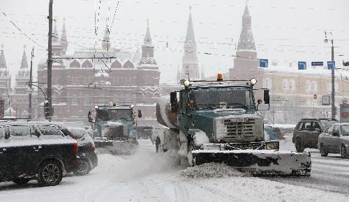 Snow sweepers clear snow at the Tver Street in Moscow, capital of Russia, Feb. 22, 2010. Moscow has been blanketed with some 45.4 cm of snow over the last four days in a rare case in decades, the Moscow Weather Service said on Monday. [Xinhua]