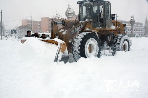 Heavy snow storms cut road traffic in northwest China's Xinjiang Uygur Autonomous Region.