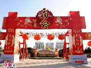 Temple fairs are a main part of Chinese spring festival celebrations during Chinese dynasties. People would gather at the temple to worship gods and pray for blessings. It was also a great time to have fun. These days, temple fairs still feature traditional shows such as talk shows, kongfu performances and lion dances. [Photo by Dapeng]