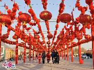 Temple fairs are a main part of Chinese spring festival celebrations during Chinese dynasties. People would gather at the temple to worship gods and pray for blessings. It was also a great time to have fun. These days, temple fairs still feature traditional shows such as talk shows, kongfu performances and lion dances. [Photo by Dapeng]