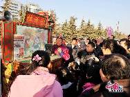 Temple fairs are a main part of Chinese spring festival celebrations during Chinese dynasties. People would gather at the temple to worship gods and pray for blessings. It was also a great time to have fun. These days, temple fairs still feature traditional shows such as talk shows, kongfu performances and lion dances. [Photo by Dapeng]