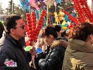 Temple fairs are a main part of Chinese spring festival celebrations during Chinese dynasties. People would gather at the temple to worship gods and pray for blessings. It was also a great time to have fun. These days, temple fairs still feature traditional shows such as talk shows, kongfu performances and lion dances. [Photo by Dapeng]