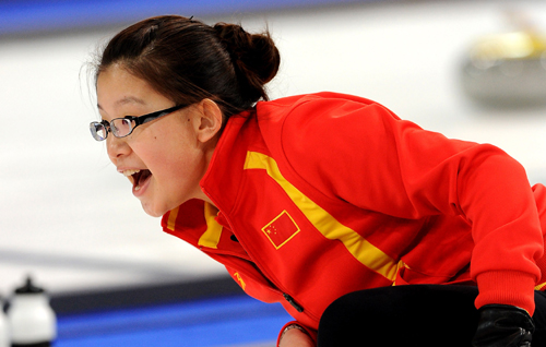 China's Wang Bingyu looks the shot during the women's curling round robin match against Canada at the 2010 Winter Olympic Games in Vancouver, Canada, Feb. 21, 2010. (Xinhua/Chen Kai)