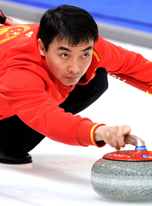 China's Li Hongchen throws the stone during the men's curling round robin match against the United States at the 2010 Winter Olympic Games in Vancouver, Canada, Feb. 22, 2010. (Xinhua/Chen Kai)