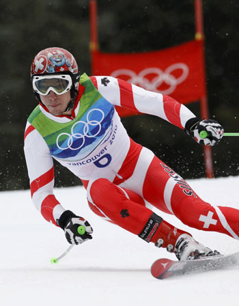 Switzerland's Carlo Janka clears a gate during the second run of the men's alpine skiing giant slalom event at the Vancouver 2010 Winter Olympics in Whistler, British Columbia, February 23, 2010. [Xinhua/Reuters Photo]