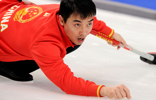 China's Li Hongchen looks the shot during the men's curling round robin match against the United States at the 2010 Winter Olympic Games in Vancouver, Canada, Feb. 22, 2010. (Xinhua/Chen Kai)
