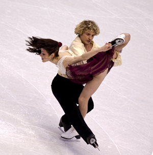Meryl Davis (L)/Charlie White of the United States perform during the ice dancing free dance of figure skating at the 2010 Winter Olympic Games in Vancouver, Canada, Feb. 22, 2010. (Xinhua/Chen Xiaowei)