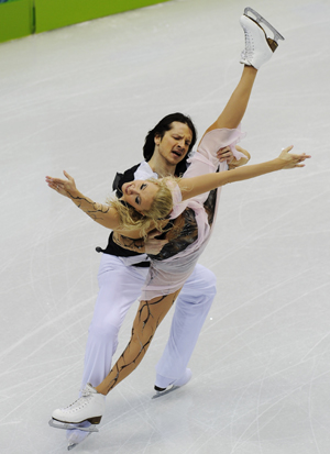 Oksana Domnina (front)/Maxim Shabalin of Russia perform during the ice dancing free dance of figure skating at the 2010 Winter Olympic Games in Vancouver, Canada, Feb. 22, 2010. (Xinhua/Luo Gengqian)