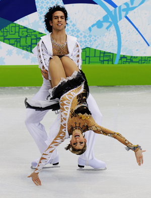 Tanith Belbin(Below)/Benjamin Agosto of the United States perform during the ice dancing free dance of figure skating at the 2010 Winter Olympic Games in Vancouver, Canada, Feb. 22, 2010. (Xinhua/Luo Gengqian)
