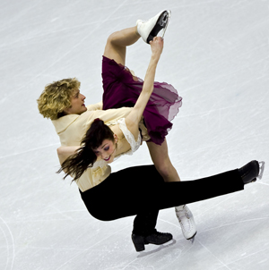 Meryl Davis (R)/Charlie White of the United States perform during the ice dancing free dance of figure skating at the 2010 Winter Olympic Games in Vancouver, Canada, Feb. 22, 2010. (Xinhua/Chen Xiaowei)