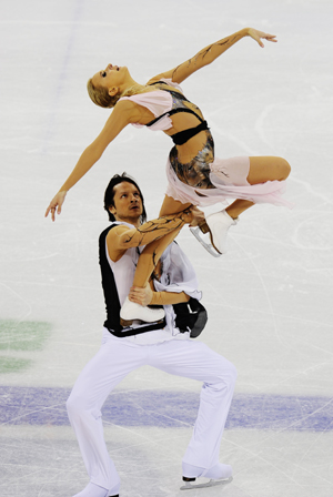 Oksana Domnina (above)/Maxim Shabalin of Russia perform during the ice dancing free dance of figure skating at the 2010 Winter Olympic Games in Vancouver, Canada, Feb. 22, 2010. (Xinhua/Luo Gengqian)