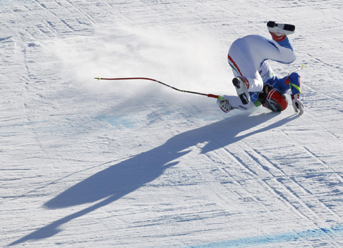 Italy's Peter Fill crashes during the men's Alpine Skiing Super-G race at the Vancouver 2010 Winter Olympics in Whistler, British Columbia, February 19, 2010. (Xinhua/Reuters Photo)